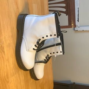 Trendy  white dr Marten new 7 Bootie
